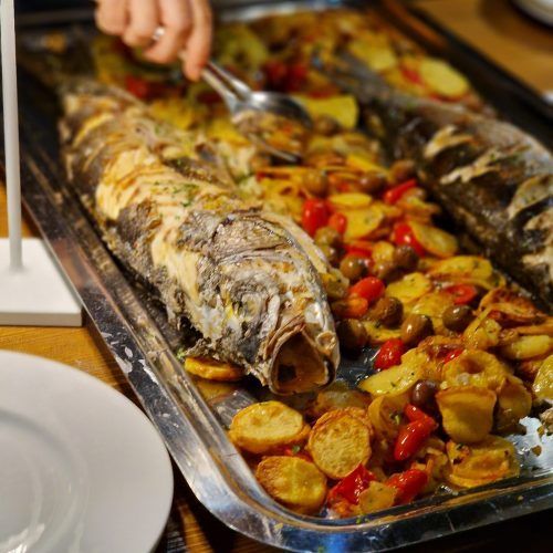 Spigola al forno con patate e verdure
